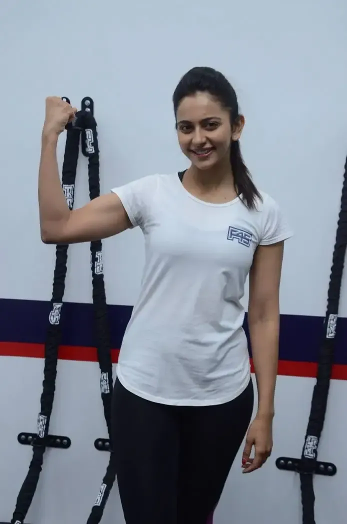 TOLLYWOOD ACTRESS RAKUL PREET SINGH TRAINING FITNESS GYM 9